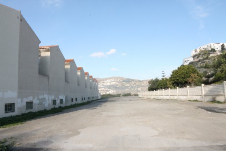 En gränd i staden med Sierra Nevada i bakgrunden