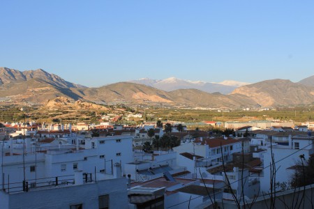 Vy över staden med bergen i bakgrunden